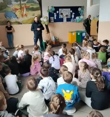 Policjant uczył najmłodszych, jak bezpiecznie dotrzeć do szkoły