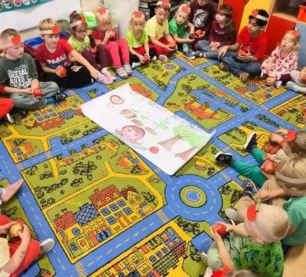 Światowy Dzień Jabłka w przedszkolu – kolorowo, smacznie i edukacyjnie