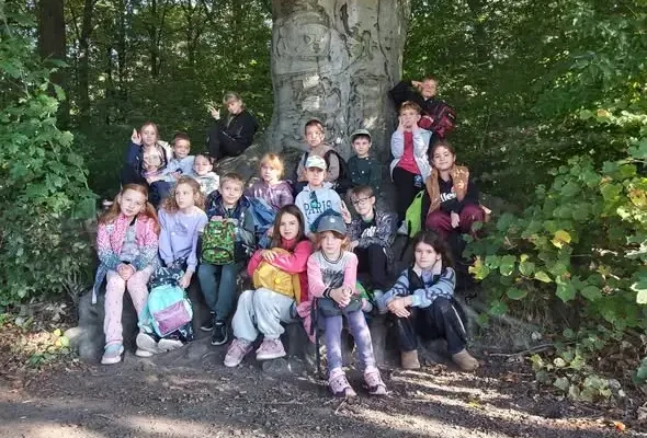 Survivalowa lekcja w lesie – uczniowie klasy 2c uczyli się przetrwania