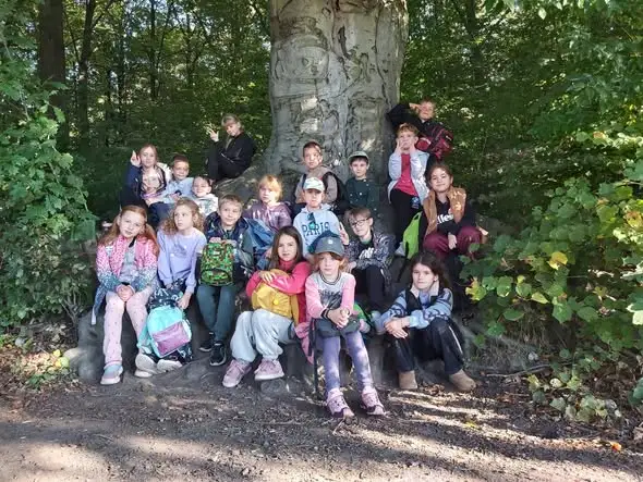 Survivalowa lekcja w lesie – uczniowie klasy 2c uczyli się przetrwania