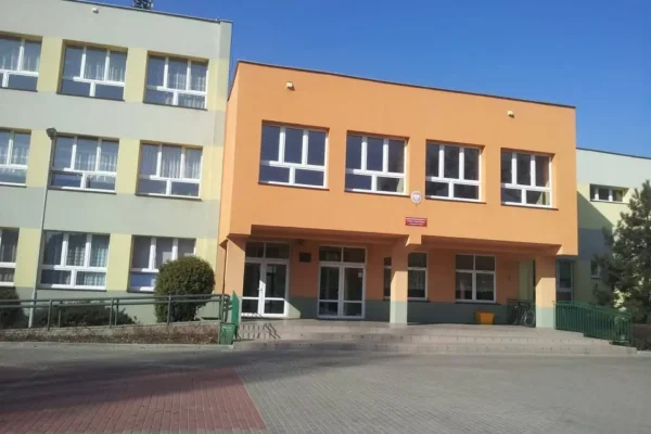 Jarzębinowy zawrót głowy w świetlicy – dzieci stworzyły własne korale