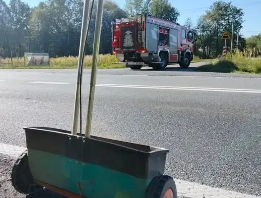 Śliska jezdnia na DK11. Strażacy z Tworoga usuwali substancję z drogi