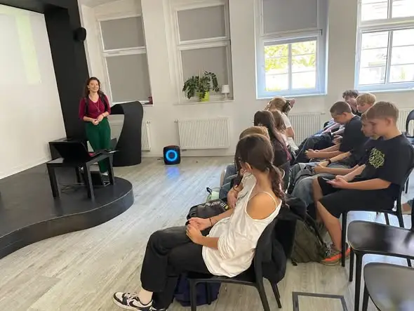 Dzień Chłopaka w tarnowskiej bibliotece — klasa 7b odkrywała sztukę w grach wideo