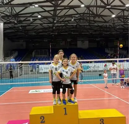 Alicja Ziemann na podium turnieju minisiatkówki w Milowicach