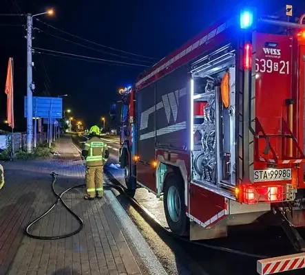 Pożar latarni ulicznej w Tworogu – akcja strażaków i pogotowia energetycznego