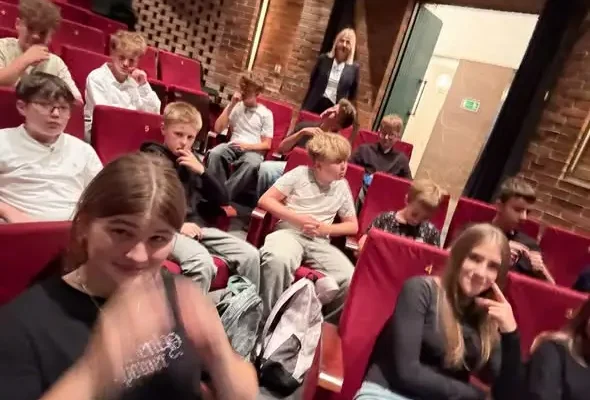 Uczniowie z Tworoga na wycieczce w Częstochowie – teatr, spacer i czekolada