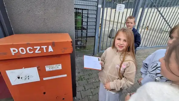 Uczniowie z Radzionkowa wysłali listy i promowali bezpieczeństwo na drodze