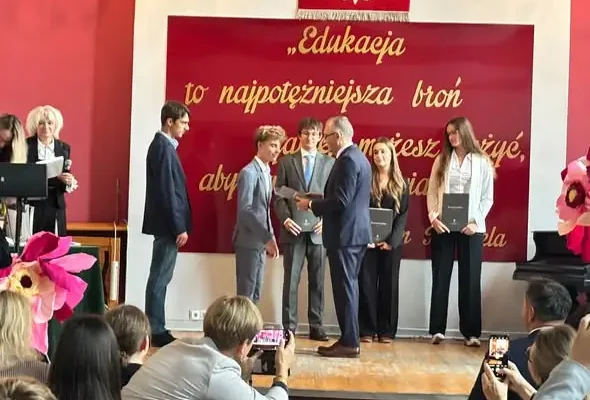 Dzień Edukacji Narodowej w Radzionkowie – nagrody, ślubowania i gratulacje dla nauczycieli i absolwentów