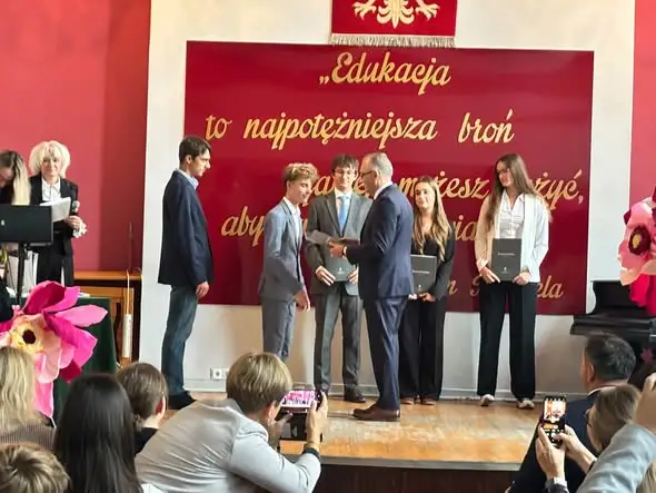 Dzień Edukacji Narodowej w Radzionkowie – nagrody, ślubowania i gratulacje dla nauczycieli i absolwentów