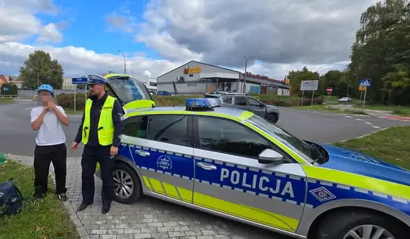 Tarnogórscy policjanci rozdają kaski rowerowe uczniom szkół podstawowych