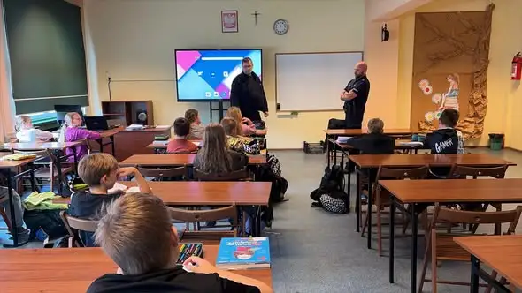 Radzionków: Policjanci w Szkole Podstawowej nr 1 o bezpieczeństwie