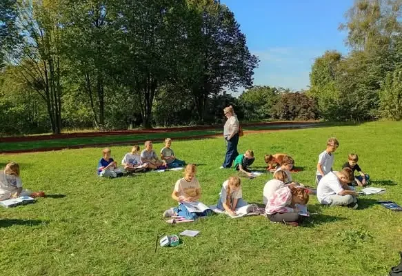 Czwartoklasiści z SP8 w Tarnowskich Górach uczyli się orientacji w terenie