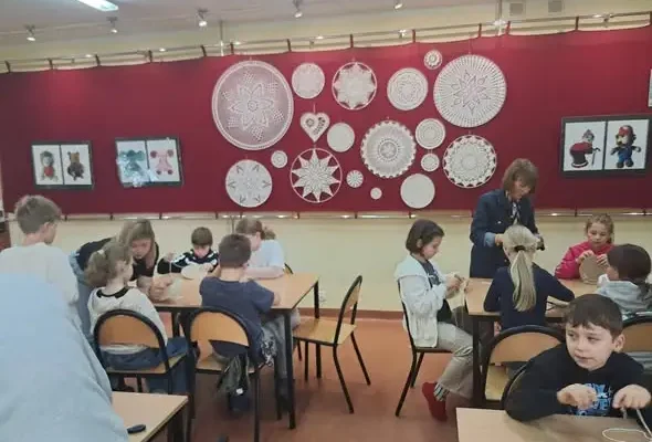 Uczniowie z Krupskiego Młyna odkrywali magię szydełka na wystawie i warsztatach