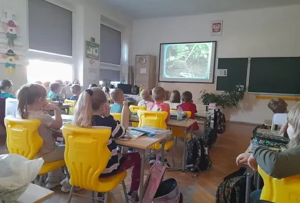 Pierwszaki budują domki dla jeży – kreatywna lekcja przyrody
